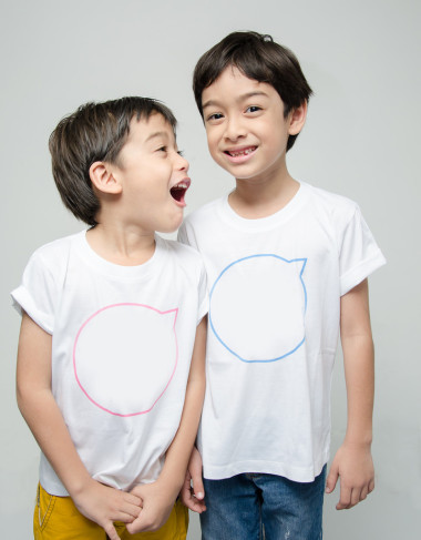 小兄妹男孩在一起的白襯衫