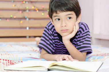 小男孩在房間里寫(xiě)作的時(shí)候在想