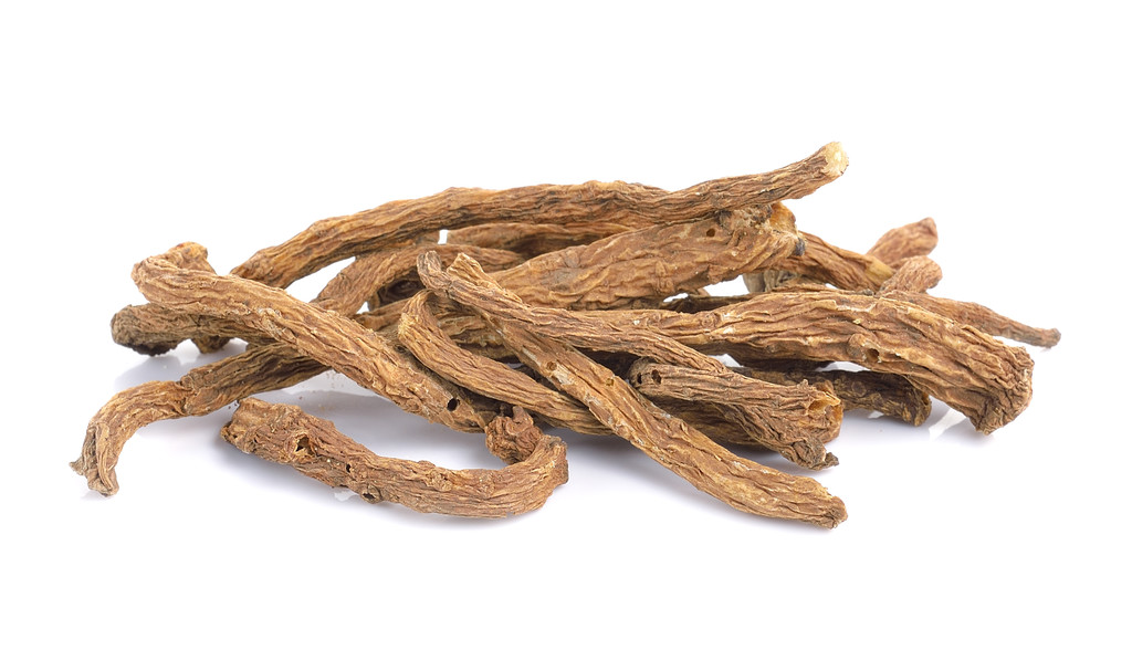 白色背景上的当归中华草本图片