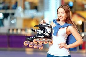 在 rollerdrome 上的漂亮女孩