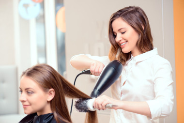 美丽的女人，在美发沙龙照片