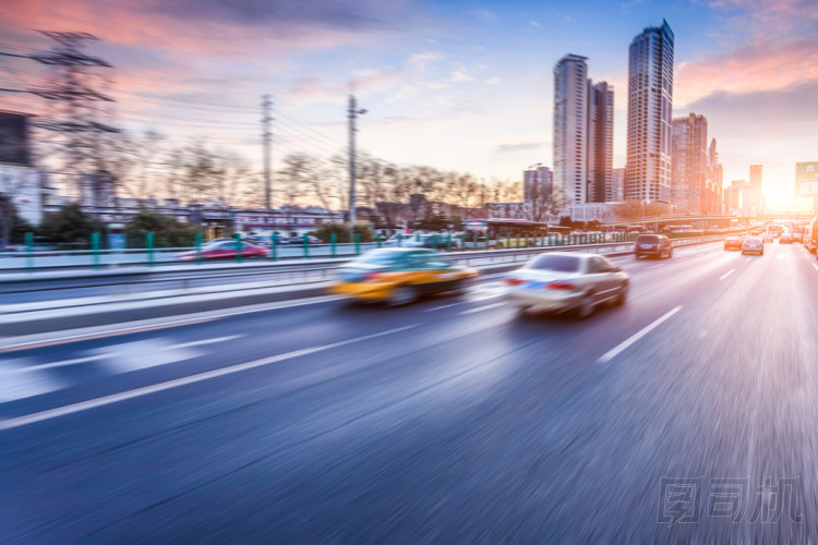 汽車行駛在高速公路上看日落，動(dòng)議模糊