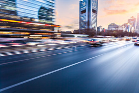 汽车行驶在高速公路上看日落，动议模糊