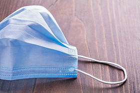 外科口罩老式木制板上图片