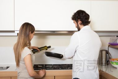 在他們的廚房做飯的夫婦