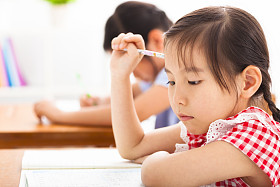 小女孩在教室里的思考