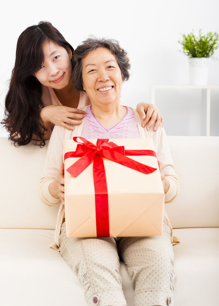 幸福的母亲和女儿与礼品盒图片