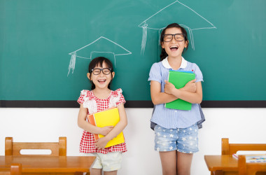 快樂的小女孩，與畢業(yè)概念在教室