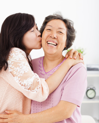 幸福的女兒親吻她的母親