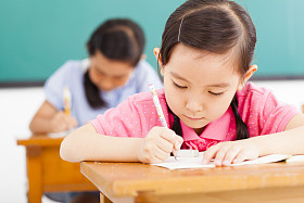 在课堂上和孩子们手里拿着笔照片