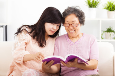 幸福的母親和她的女兒看書照片