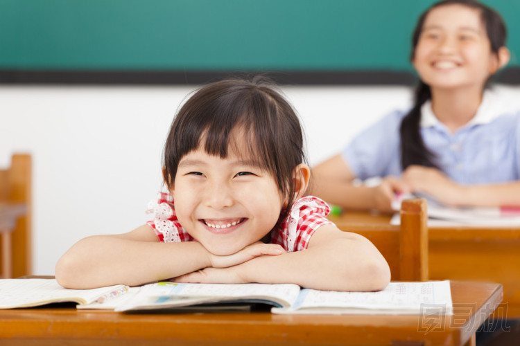 快樂的小女孩在教室里