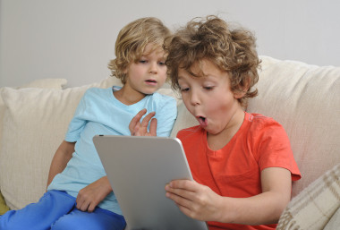 在平板電腦上玩游戲圖片