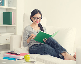 亚洲女孩读的书图片