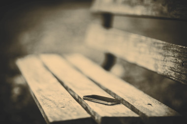 丟失的手機(jī)，坐在板凳上