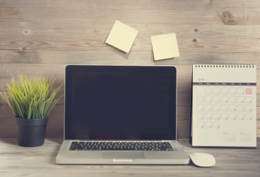 帶筆記本電腦的木制工作臺