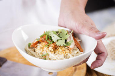 目前的厨师烤鸡鸡蛋面条