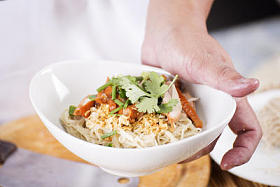 目前的厨师烤鸡鸡蛋面条