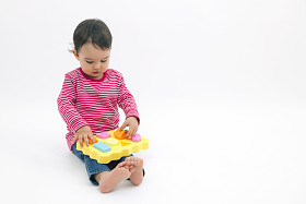 小女孩学习形状、 早期教育和日托概念