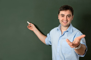 微笑的学生或老师在黑板上图片