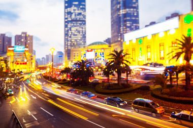 天际线和繁忙的交通在城市的小道