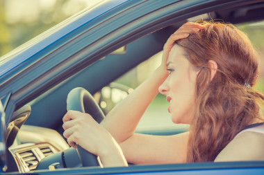 年輕強調生氣生氣女人開車惱火