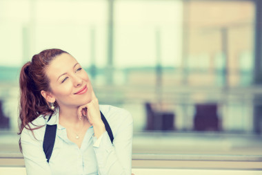 幸福的女人思維做夢有許多想法抬頭