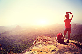 图片山顶的女人游客照片