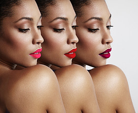 女人用明亮的双唇