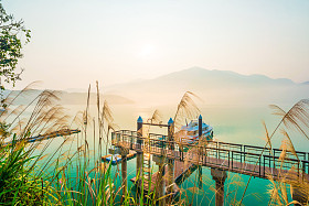 太阳月亮湖美丽的早晨照片