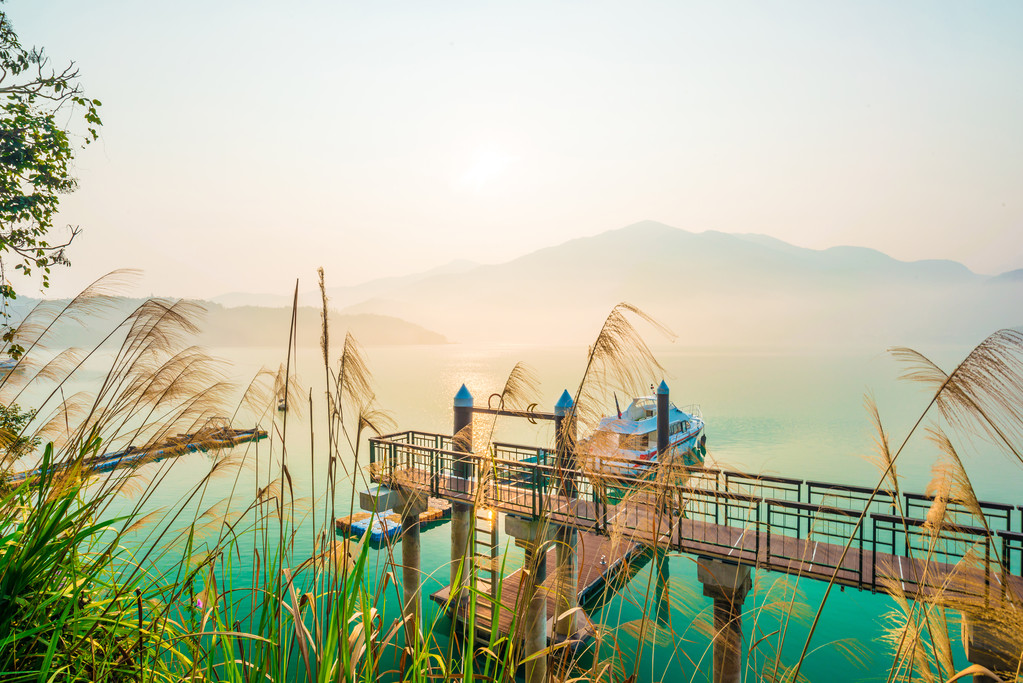 太阳月亮湖美丽的早晨照片