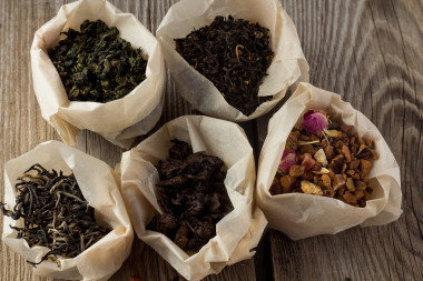 不同種類的茶在紙袋