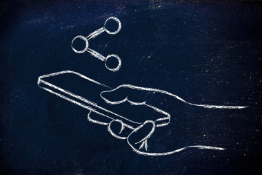 拿手机的手图片