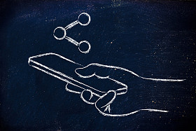 拿手机的手图片