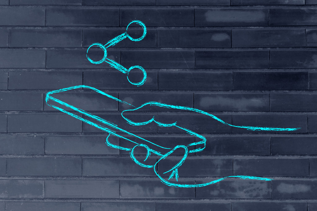 拿手机的手图片