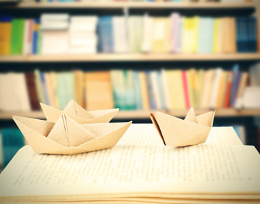 用紙本打開的書的船上書架背景