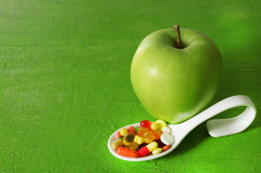 蘋果和多彩丸，對(duì)色彩木制背景