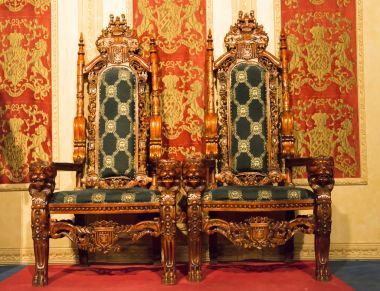 美麗的豪華中世紀(jì)木制座椅圖片