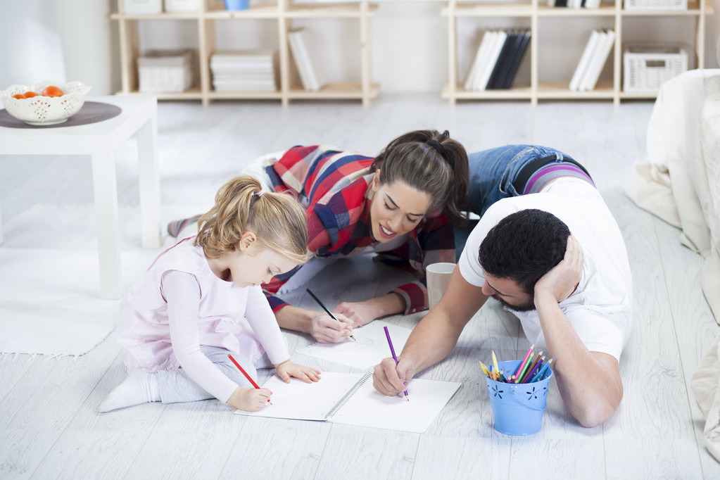 家人在客厅里玩 家人在客厅里玩