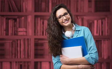 美丽的学生女孩与笔记本合影