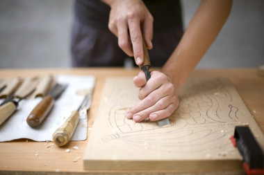 与艺术家木雕在桌子上照片