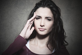 头痛的疲倦的年轻女人