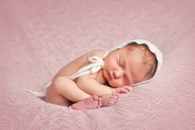 新生女少女和男人的情侶。愛情