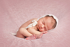 新生女少女和男人的情侣。爱情