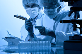 在实验室工作的科学家们照片