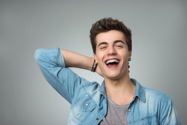 那家伙大聲笑圖片