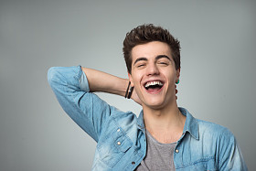 那家伙大声笑图片