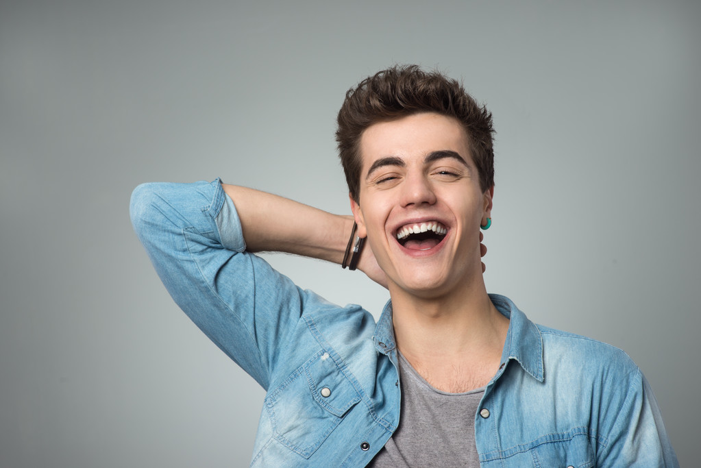 那家伙大声笑图片