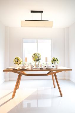 木制餐桌布置和装饰为用餐时间