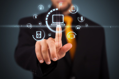 按下按鈕的虛擬媒體類型的商人